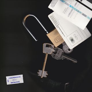 caratula amb una textura fosca i blava com si fos una tela plasticosa arrugada